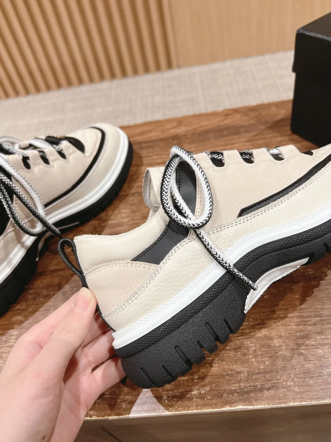 👟👟Ex-factory price 560👟👟 𝐂𝐇𝐀𝐍𝐄𝐋 Chanel’s new Milan catwalk sneakers, double C square round toe lace-up casual shoes, trendy shoes. This style is definitely Xiaoxiang’s hottest thing this season. You can’t buy this series at the counter. I wish I could weld it on my feet. It’s easy to wear and unique. It’s different from the previous style. It doesn’t have a big logo. Low-key and high-end. The light British-style square toe and the softness of the rhombus are perfectly blended together. There is a feeling that 1️⃣➕1️⃣ is greater than 3. The classic contrasting color combination is brilliant and not obtrusive. It can be paired with short skirts, shorts, denim, and trendy clothes. The sense of fashion is instantly improved by several levels. Upper: cowhide stitched with suede. Inner: breathable mesh. Sole: Original molded 𝐓𝐏𝐔 outsole Heel height: 4𝐂𝐌 Size: 35-40